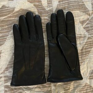 Gap gloves 🧤, color black, sheep leather, size S &M. Excellent condition.